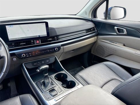 Used 2025 Kia Carnival FWD image 23