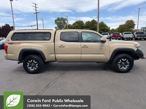 Used 2017 Toyota Tacoma TRD Off-Road w/ Premium & Technology Package AWD/4WD image 4