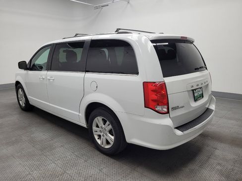 Used 2018 Dodge Grand Caravan SXT image 3