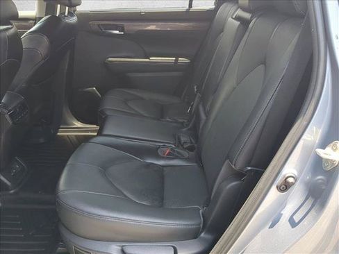 Used 2023 Toyota Highlander Limited FWD image 18