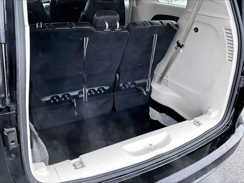 Used 2024 Chrysler Pacifica Touring-L image 19