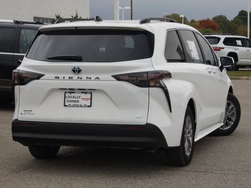 Used 2025 Toyota Sienna LE image 30