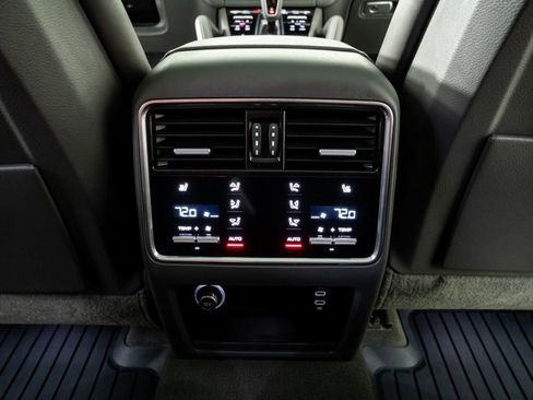 Used 2021 Porsche Cayenne Coupe image 21