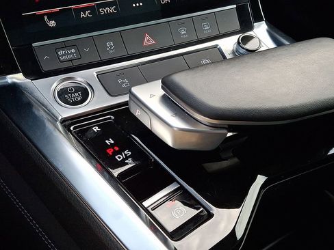 Used 2023 Audi e-tron Premium w/ Convenience Plus Package AWD/4WD image 17