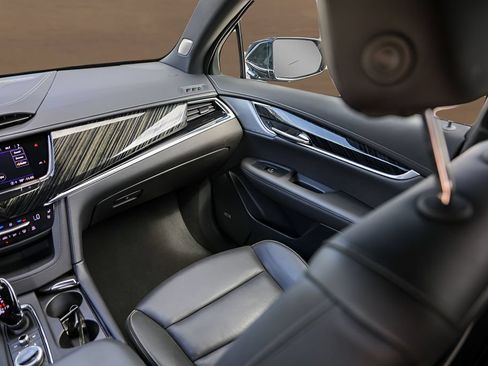 Certified 2025 Cadillac XT6 Premium Luxury FWD image 30