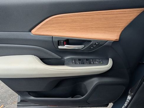 Used 2025 Toyota Grand Highlander AWD image 43