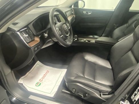 Used 2022 Volvo XC60 B5 Momentum w/ Advanced Package image 10