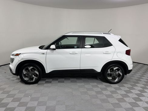 Used 2024 Hyundai Venue SEL FWD image 2