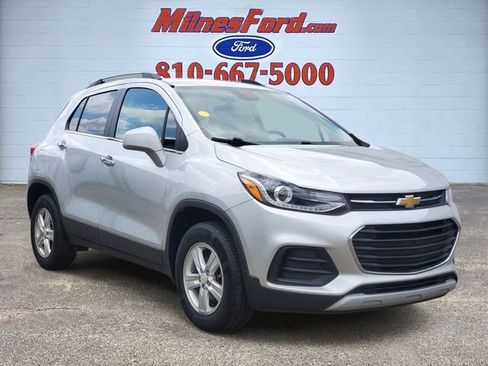 Used 2020 Chevrolet Trax LT w/ LT Convenience Package AWD/4WD image 2