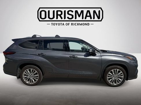 Used 2025 Toyota Highlander Platinum AWD/4WD image 2