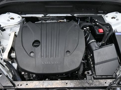 Used 2023 Volvo XC60 B5 Plus FWD image 17