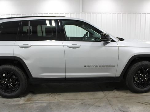 Used 2024 Jeep Grand Cherokee Altitude AWD/4WD image 11