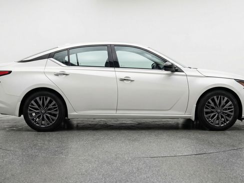 Used 2025 Nissan Altima 2.5 SV FWD image 11