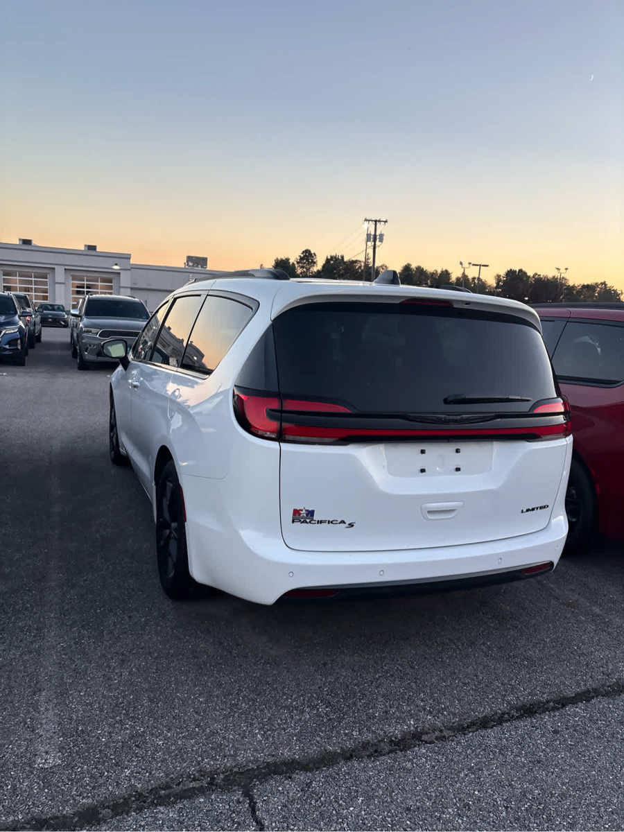 Used 2025 Chrysler Pacifica Limited FWD image 27