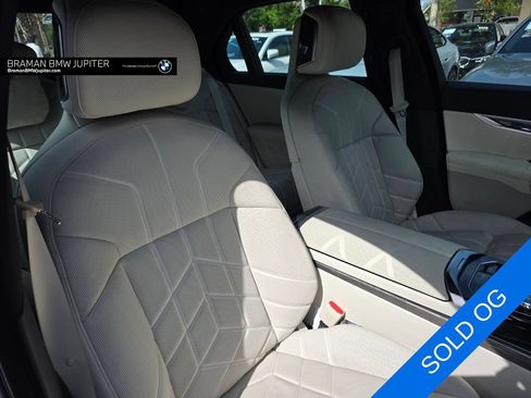 Used 2023 BMW i7 xDrive60 w/ Parking Assistance Package AWD/4WD image 25