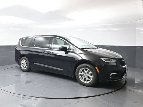Used 2024 Chrysler Pacifica Touring-L FWD image 5