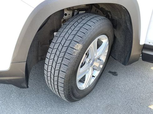 Used 2024 GMC Terrain SLE AWD/4WD image 11