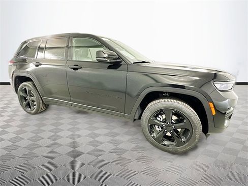 New 2025 Jeep Grand Cherokee Altitude image 3