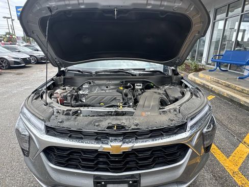 Used 2025 Chevrolet Trax LT FWD image 3