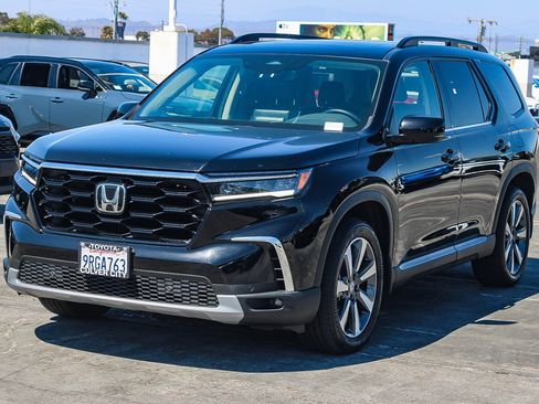 Used 2025 Honda Pilot Touring image 3