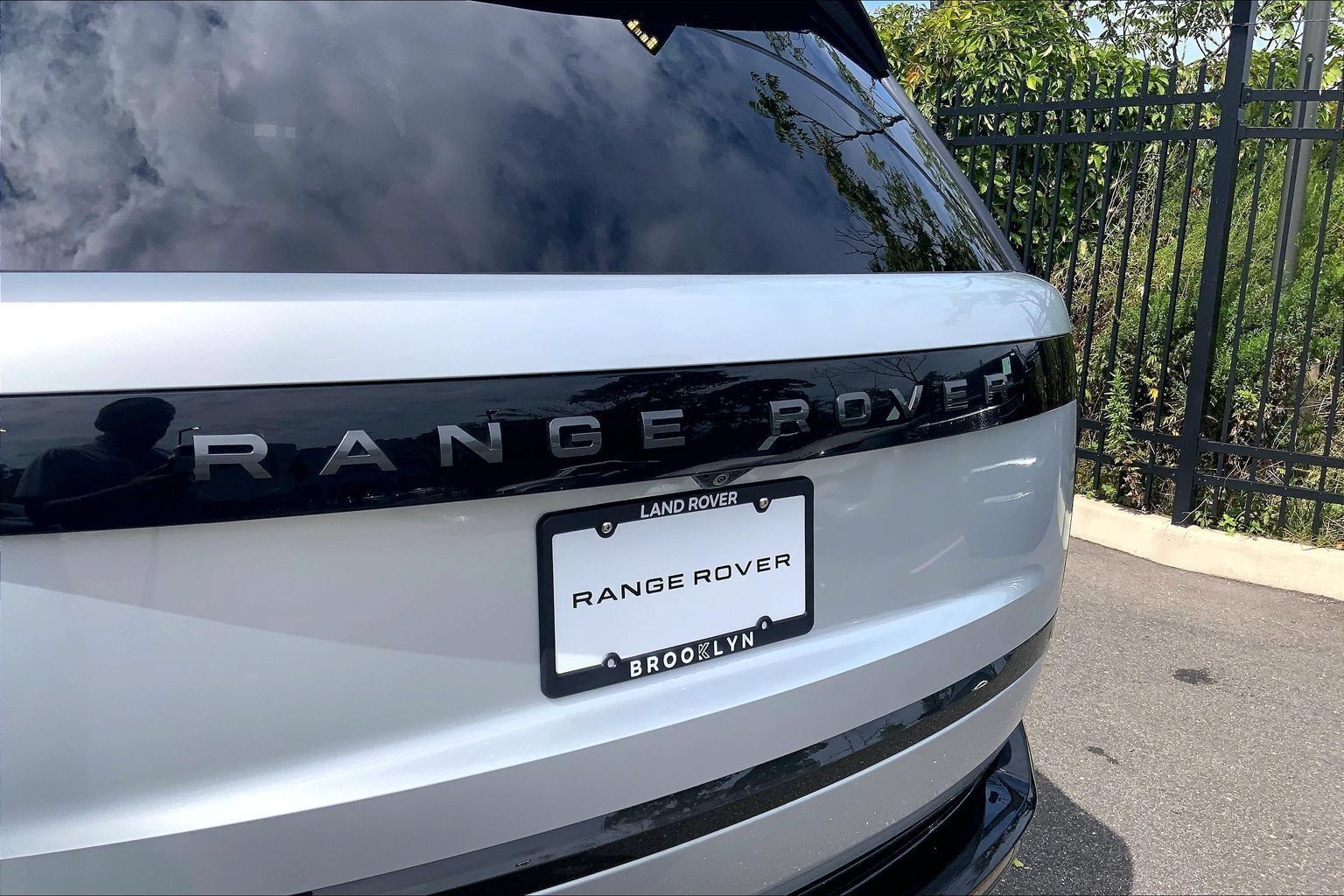 Certified 2025 Land Rover Range Rover SE AWD/4WD image 9