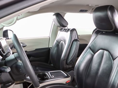 Used 2023 Chrysler Pacifica Touring-L image 23