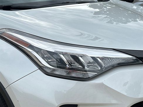 Used 2022 Toyota C-HR XLE image 6