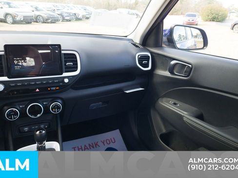 Used 2025 Hyundai Venue Limited image 18
