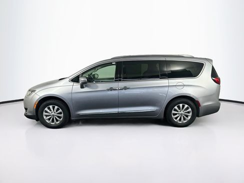 Used 2019 Chrysler Pacifica Touring-L FWD image 4