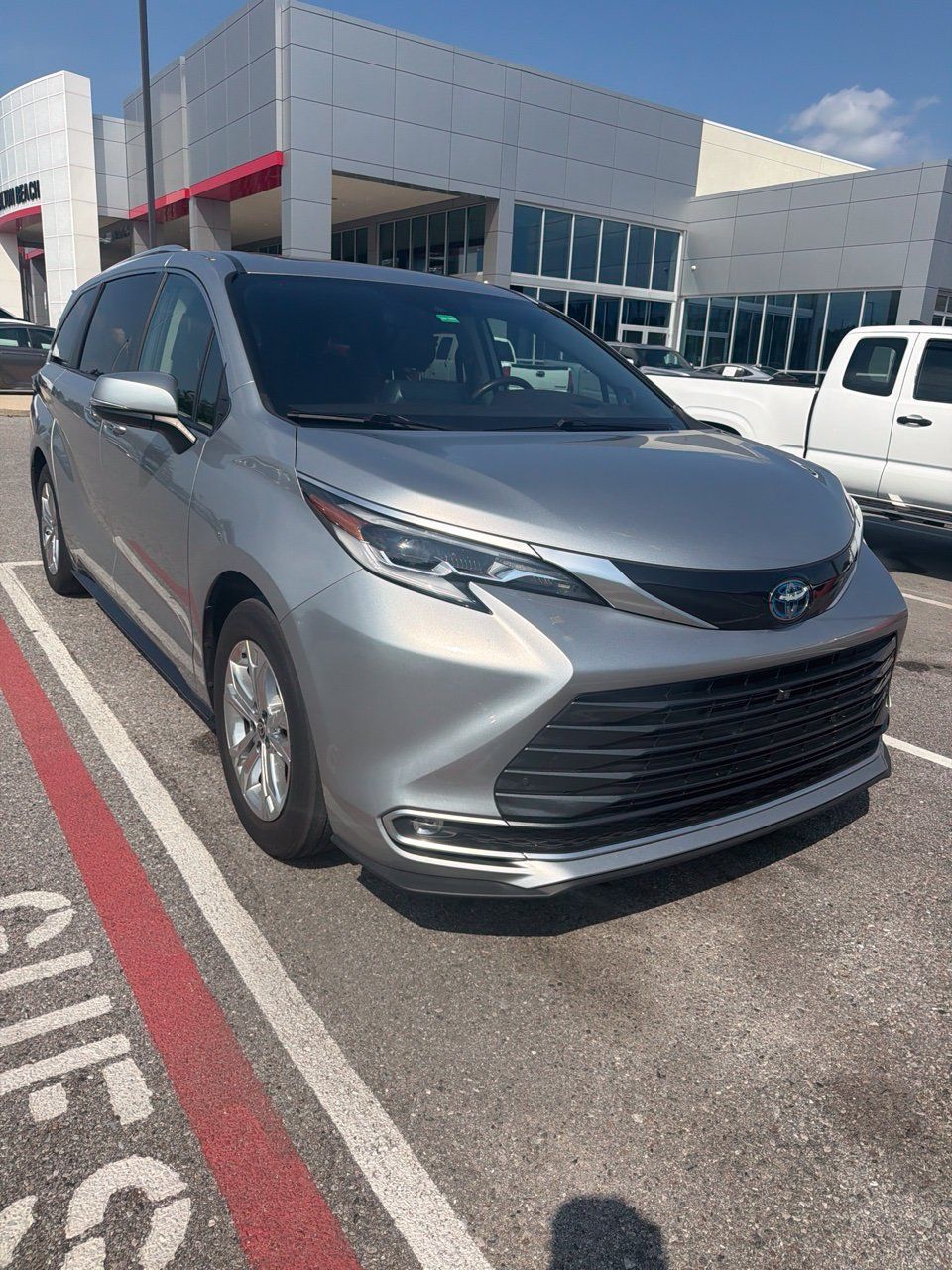 Used 2023 Toyota Sienna Platinum AWD/4WD image 2