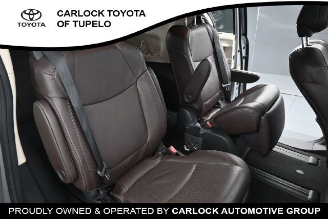 Used 2023 Toyota Sienna Platinum FWD image 41