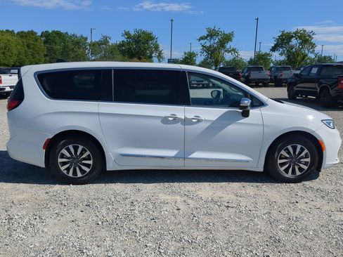 Used 2023 Chrysler Pacifica Limited FWD image 11