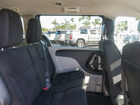 Used 2018 Dodge Grand Caravan SE w/ UConnect Hands-Free Group image 15