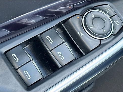 Used 2022 Cadillac XT4 Luxury w/ Cold Weather Package image 17