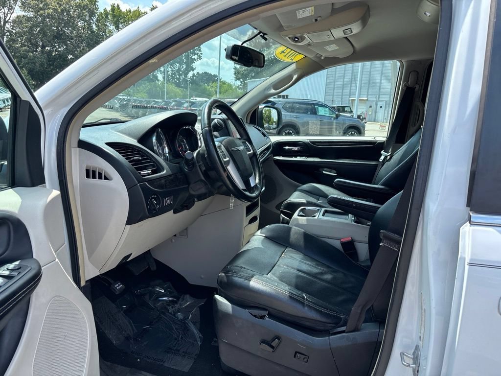Used 2014 Chrysler Town & Country Touring FWD image 5