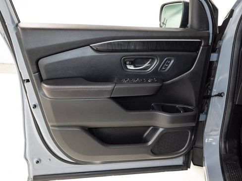 Used 2025 Honda Pilot Black Edition image 9