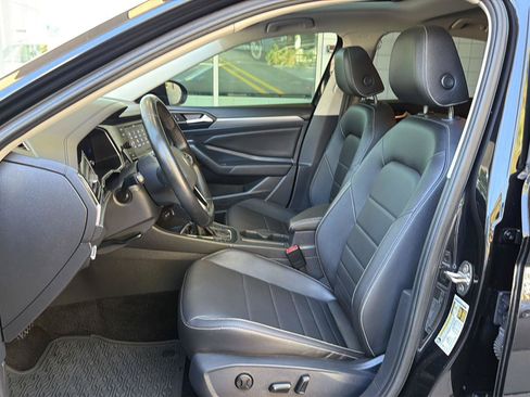 Certified 2024 Volkswagen Jetta SE w/ Panoramic Sunroof Package FWD image 17