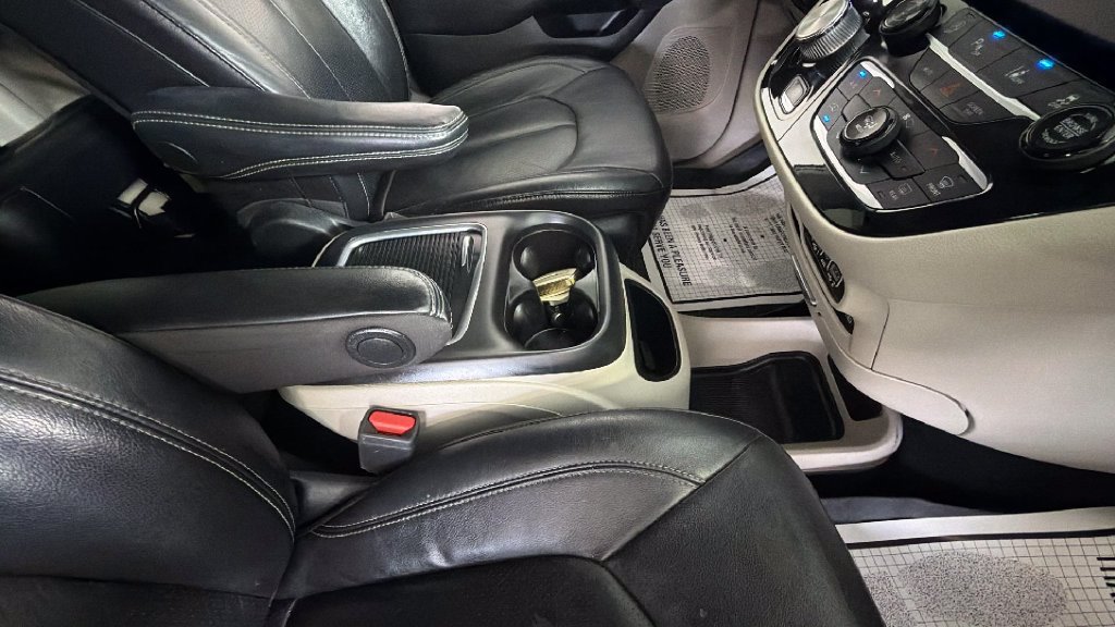 Used 2022 Chrysler Pacifica Touring-L FWD image 35
