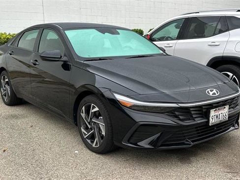 Used 2025 Hyundai Elantra Sport image 2