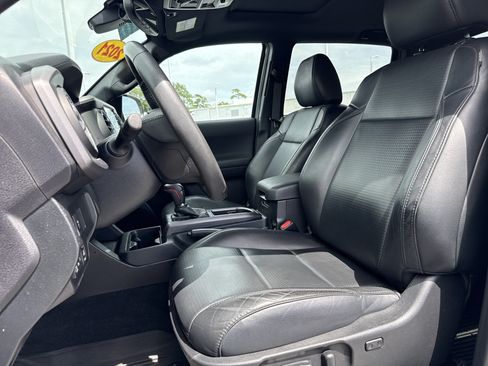 Used 2021 Toyota Tacoma TRD Off-Road w/ TRD Premium Off Road Package AWD/4WD image 15