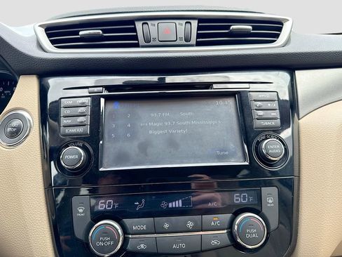 Used 2015 Nissan Rogue SV w/ SV Premium Package FWD image 30