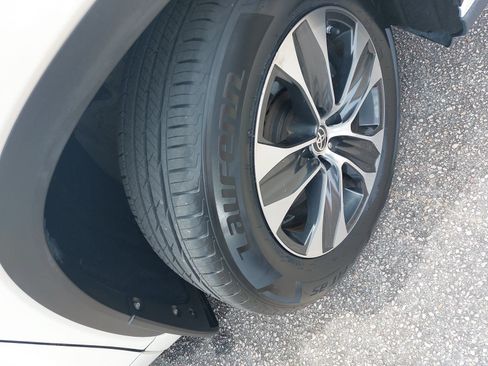 Used 2021 Toyota Highlander XLE FWD image 35