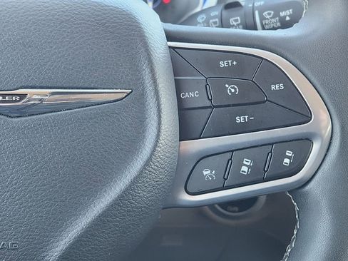 Used 2024 Chrysler Pacifica Limited FWD image 29