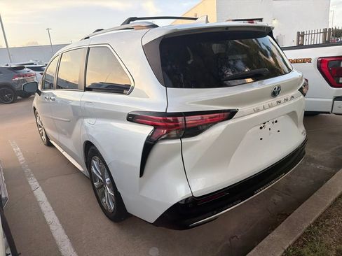 Used 2022 Toyota Sienna Platinum FWD image 6