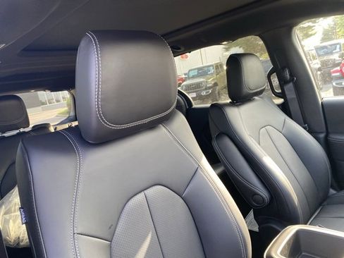 New 2026 Chrysler Pacifica Select image 30