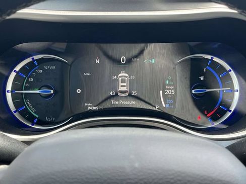 Used 2023 Chrysler Pacifica Touring-L FWD image 33