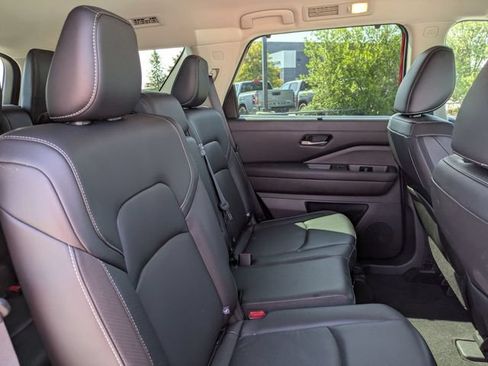 Used 2023 Nissan Pathfinder SL AWD/4WD image 34