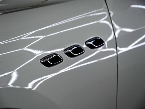 Used 2021 Maserati Levante image 11