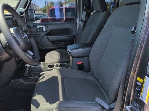 Used 2023 Jeep Gladiator Sport AWD/4WD image 10