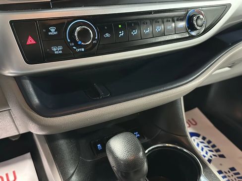 Used 2019 Toyota Highlander LE AWD/4WD image 25